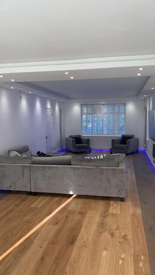 Great 5-bedroom House In Thornton Road Sleeps 14+ Casa vacanze Londra