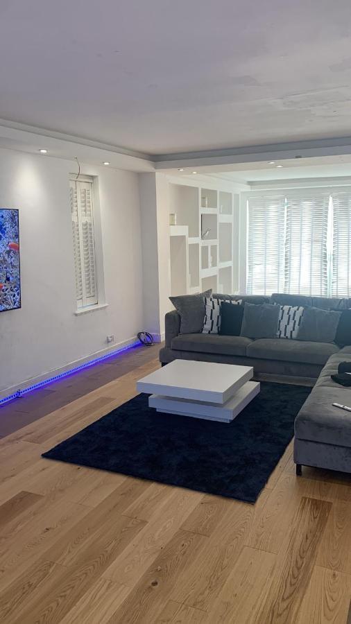 Great 5-bedroom House In Thornton Road Sleeps 14+ * Londra