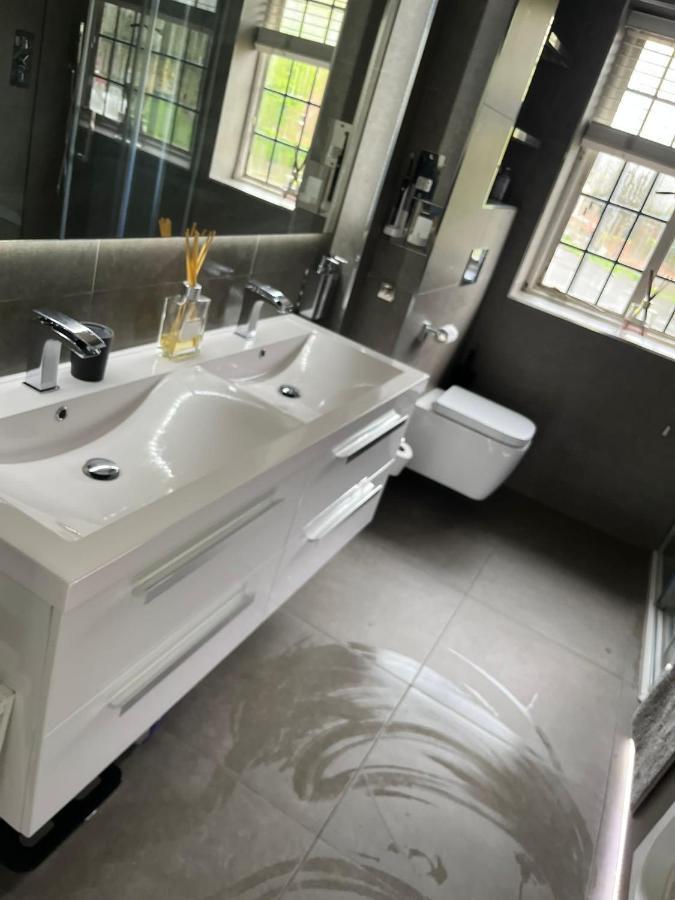 Great 5-bedroom House In Thornton Road Sleeps 14+ * Londra